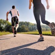 Chico y chica corriendo en el exterior